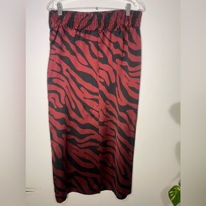 ZARA - XL - Red & Black Print, Satin Feel Midi Pencil Skirt - Never worn